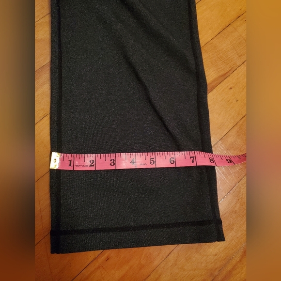 Lululemon Crop leggings. Wide leg. Heathered dark grey / charcoal. 17". Size 8. - Picture 4 of 8
